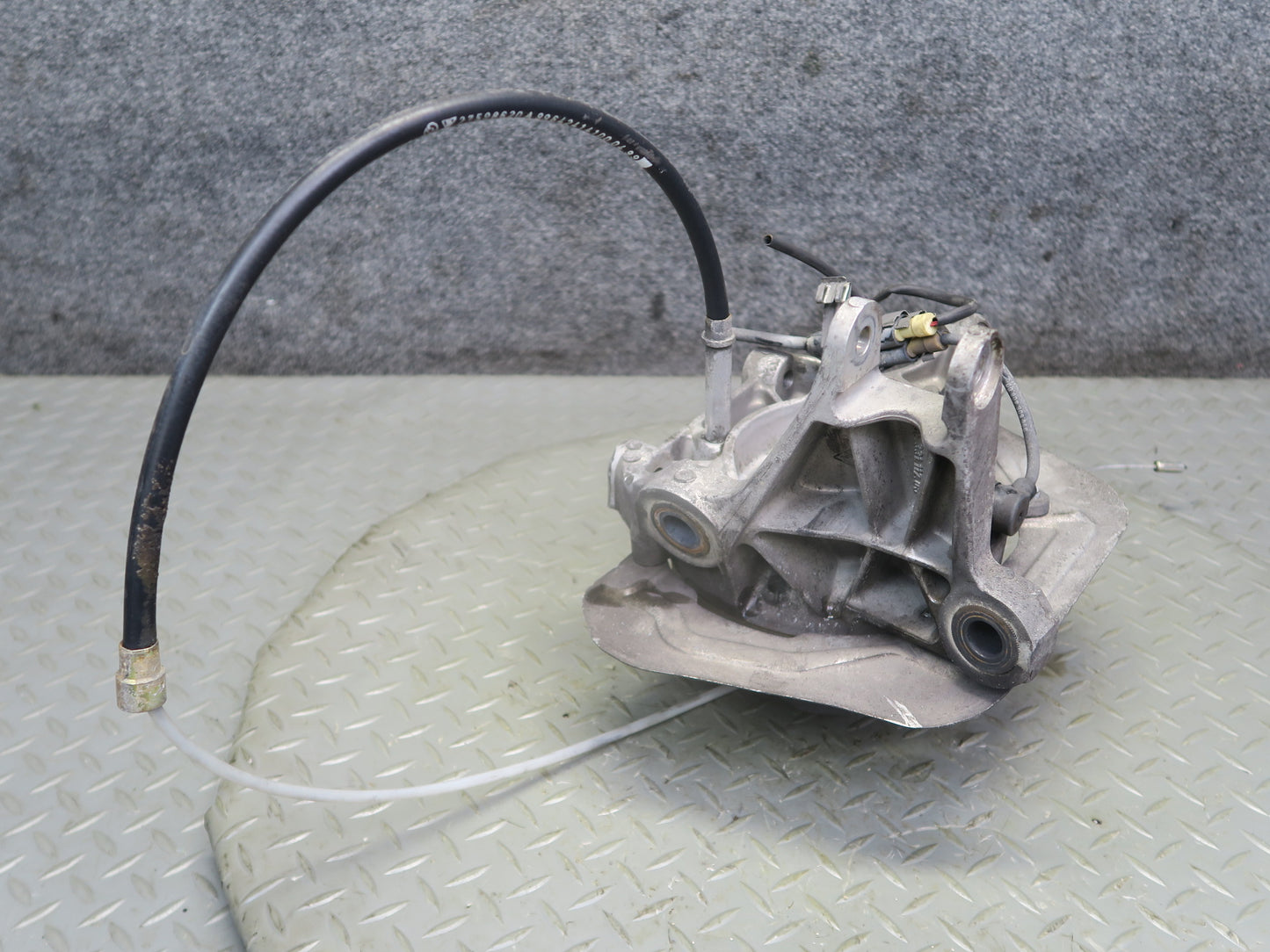 1999-2004 Porsche 911 996 Rear Right Spindle Knuckle Wheel Hub 9633111205