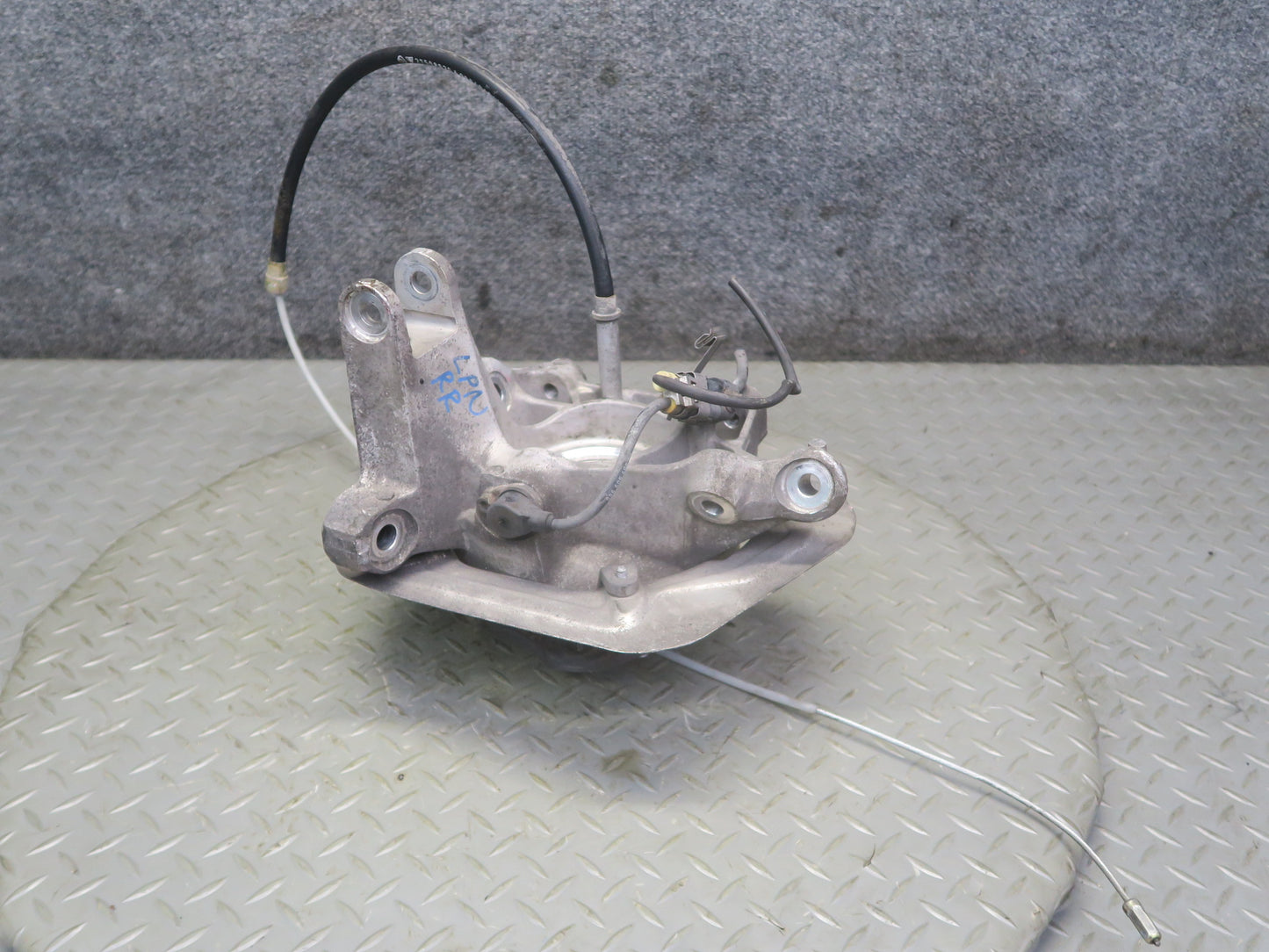 1999-2004 Porsche 911 996 Rear Right Spindle Knuckle Wheel Hub 9633111205