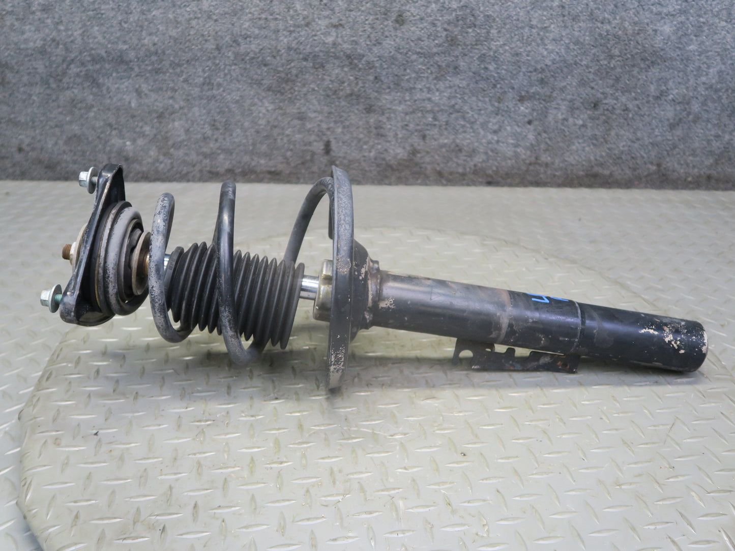 1999-2001 Porsche 911 996 Convertible RWD Front Strut Shock Absorber Set of 2