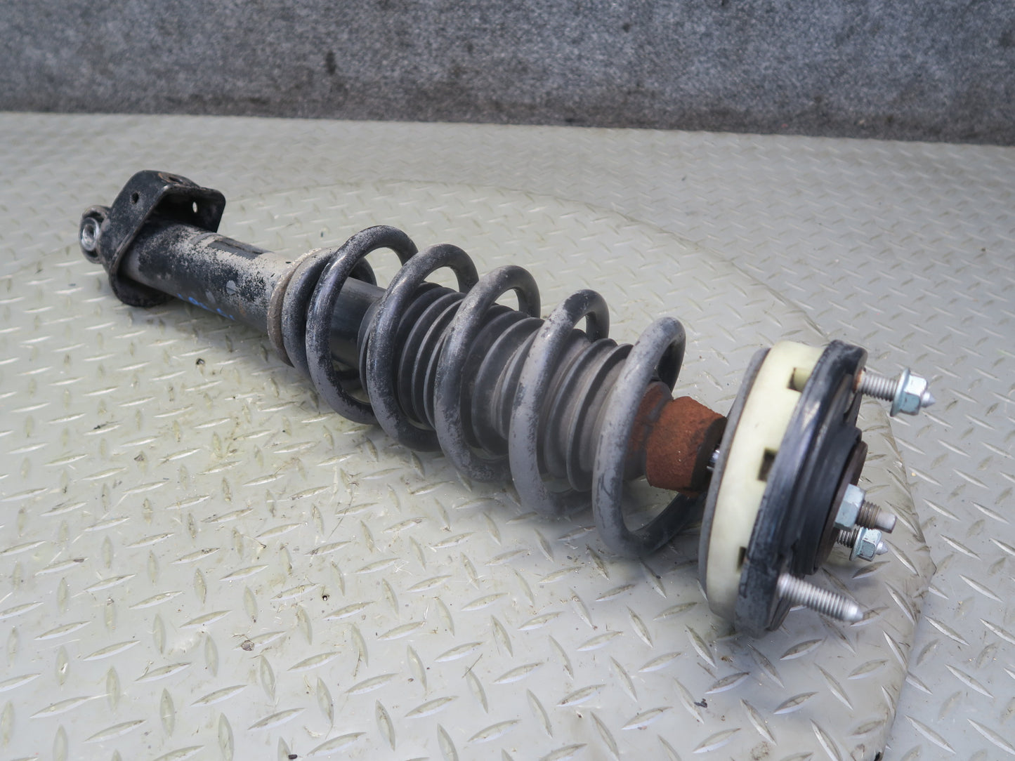 1999-2001 Porsche 911 996 Convertible RWD M/T Rear Strut Shock Absorber Set of 2