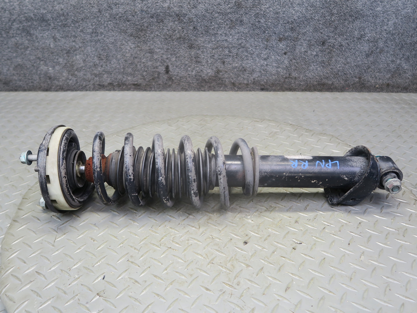 1999-2001 Porsche 911 996 Convertible RWD M/T Rear Strut Shock Absorber Set of 2