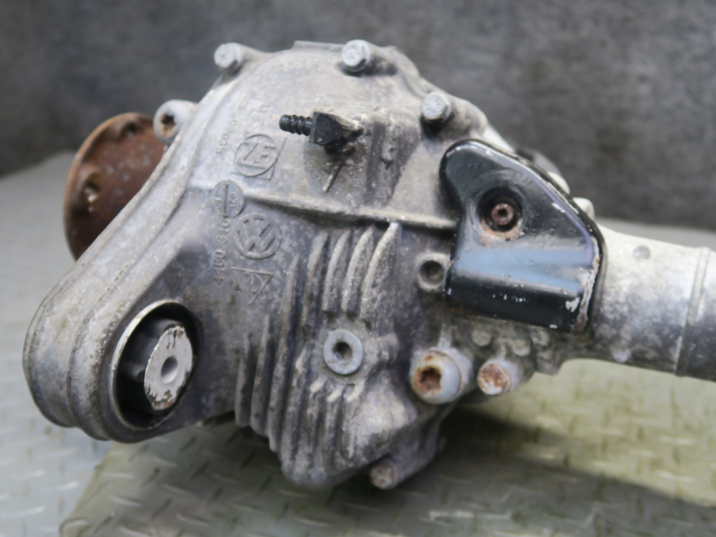 03-06 Porsche Cayenne 955 Turbo Front Axle Differential Carrier 3.7 Ratio OEM