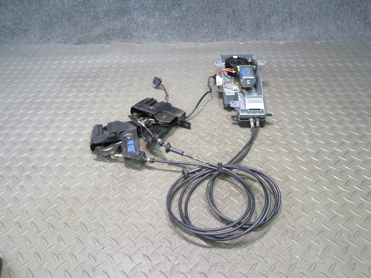 01-06 BMW E46 330ci Convert Roof Folding TOP Lock Latch w Drive Motor Set OEM