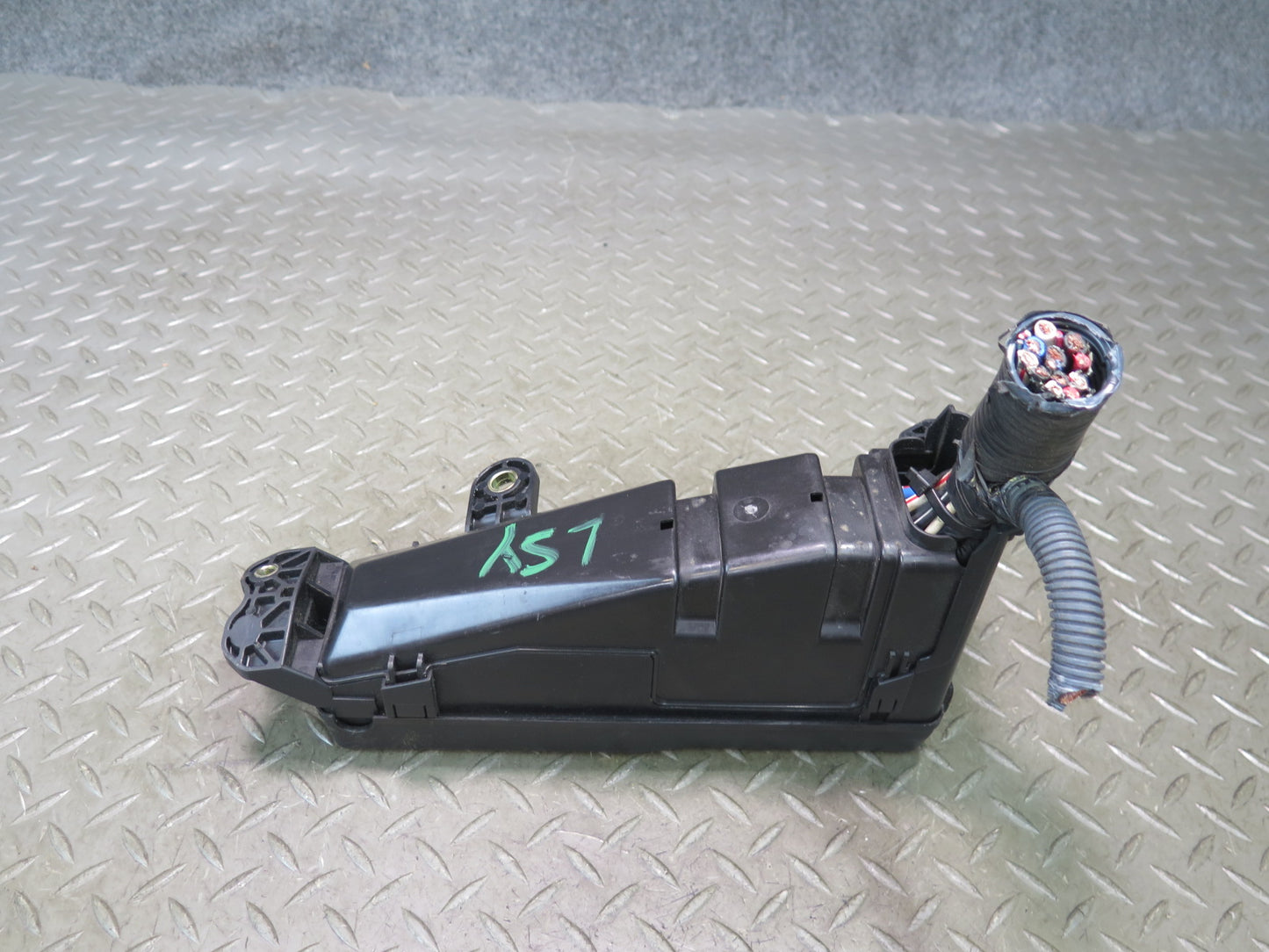 04-06 Lexus UCF30L LS430 Under Hood Junction Fuse Relay Box OEM