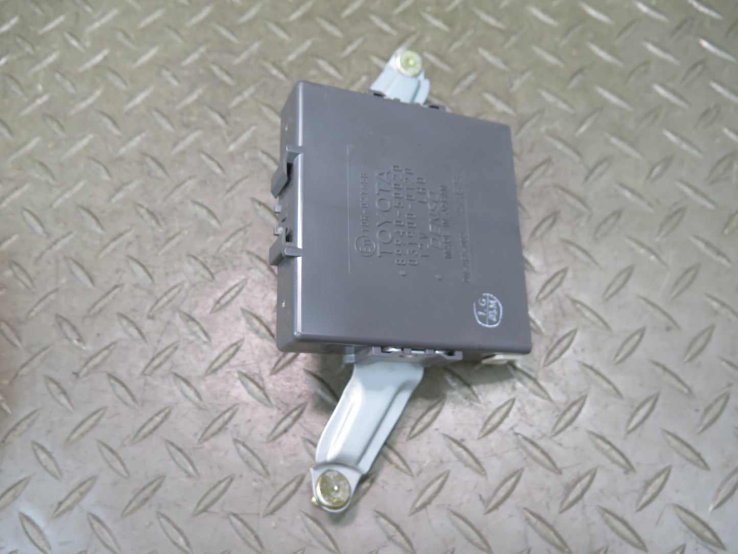 04-06 Lexus UCF30L LS430 Headlight Level Control Module 89940-50020 OEM