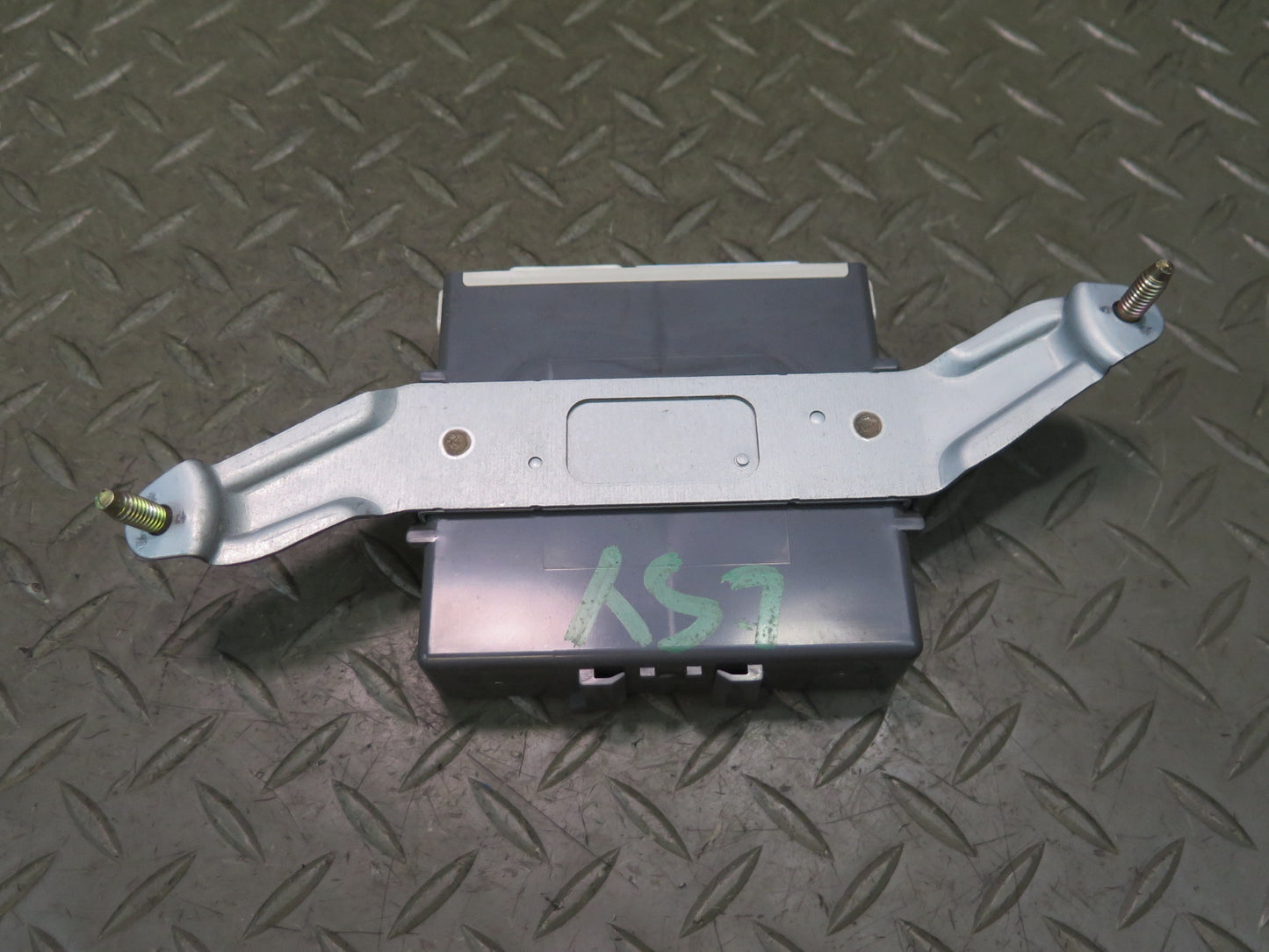 04-06 Lexus UCF30L LS430 Headlight Level Control Module 89940-50020 OEM