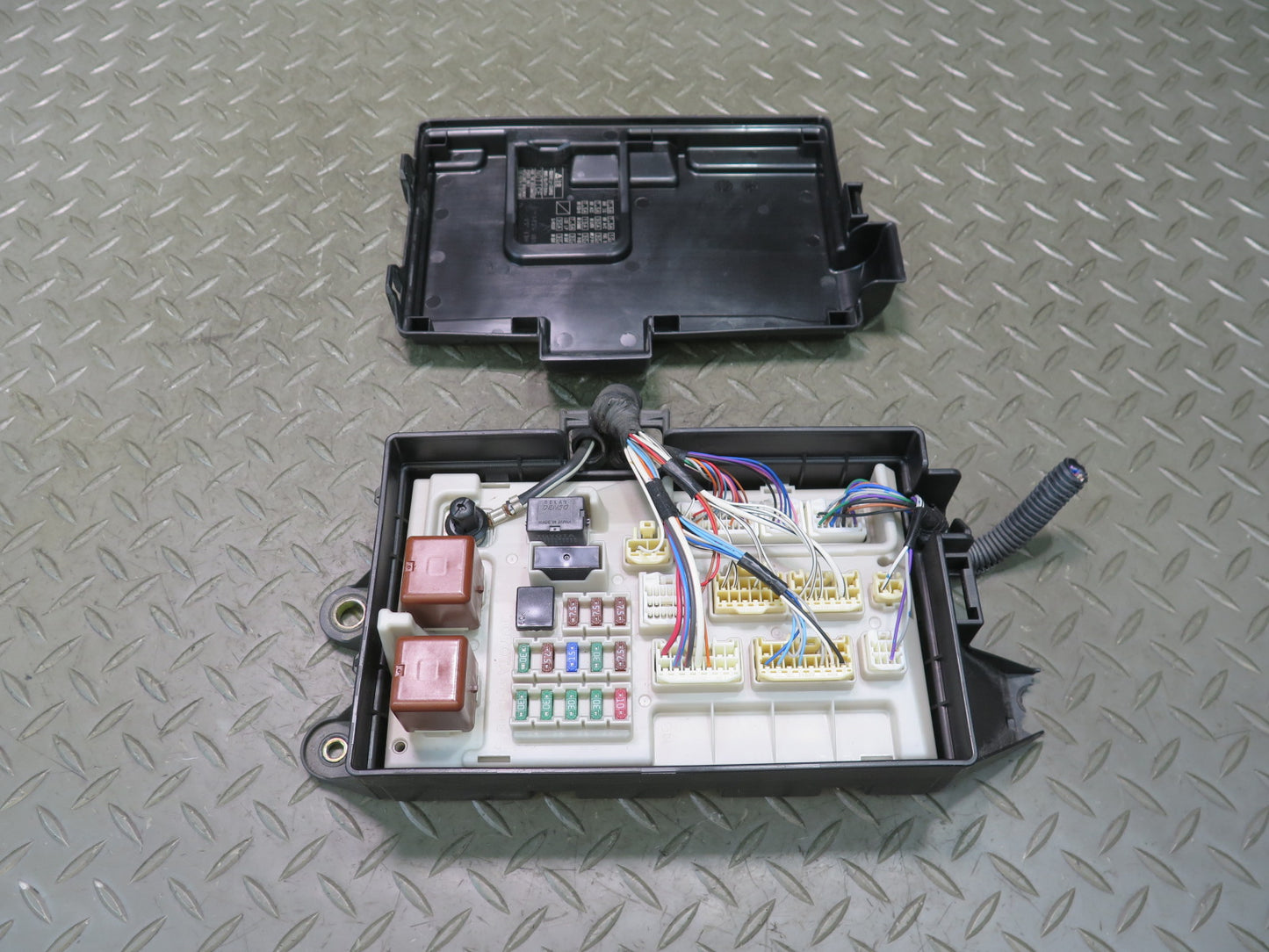 04-06 Lexus UCF30L LS430 Rear Trunk Junction Fuse Relay Box 82670-50080 OEM