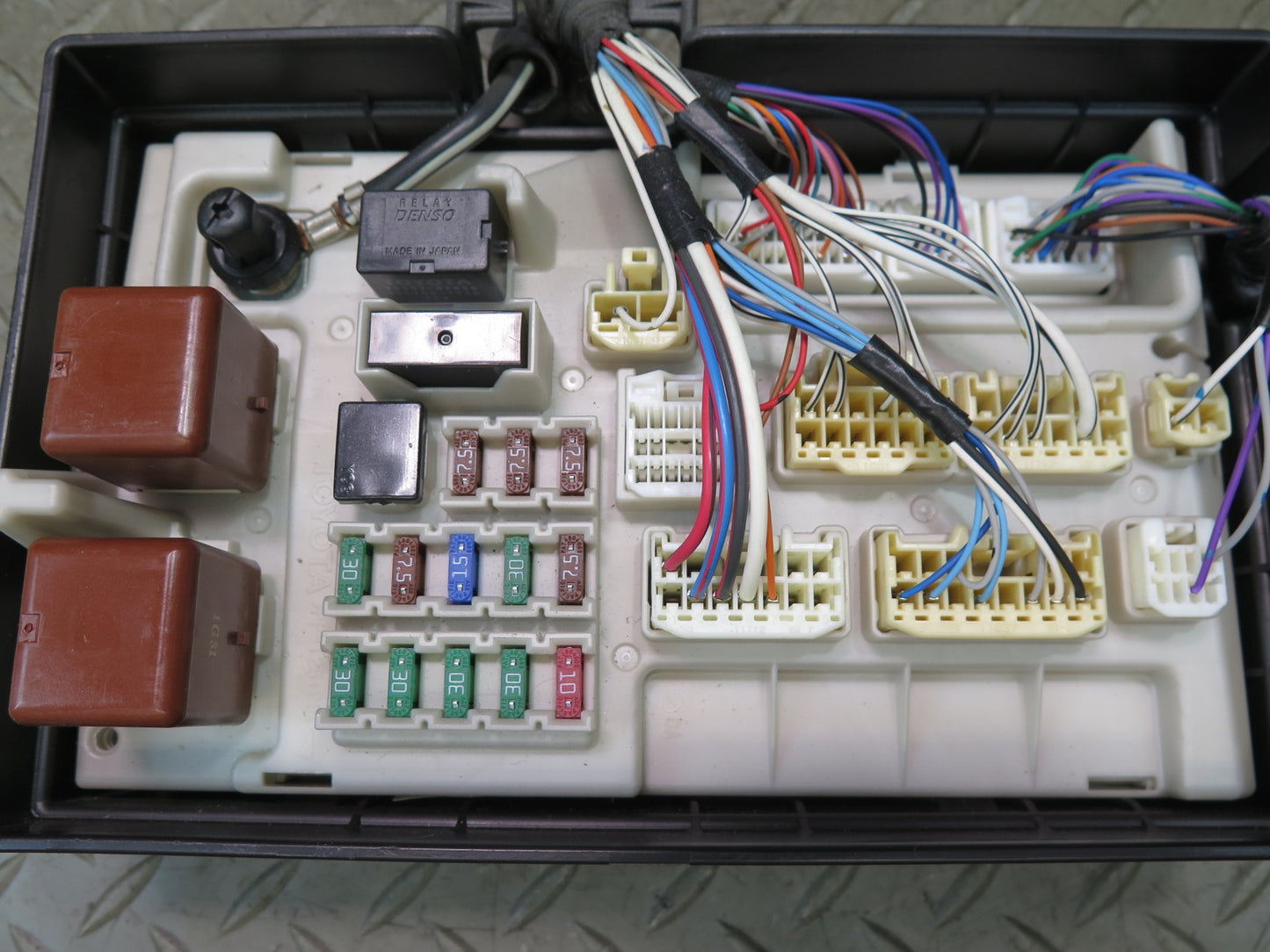 04-06 Lexus UCF30L LS430 Rear Trunk Junction Fuse Relay Box 82670-50080 OEM