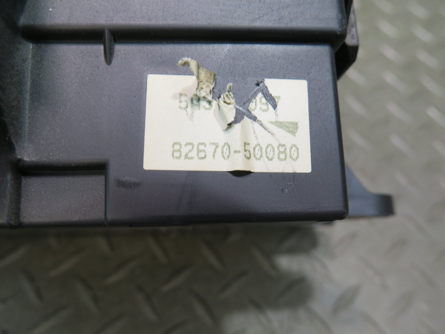 04-06 Lexus UCF30L LS430 Rear Trunk Junction Fuse Relay Box 82670-50080 OEM