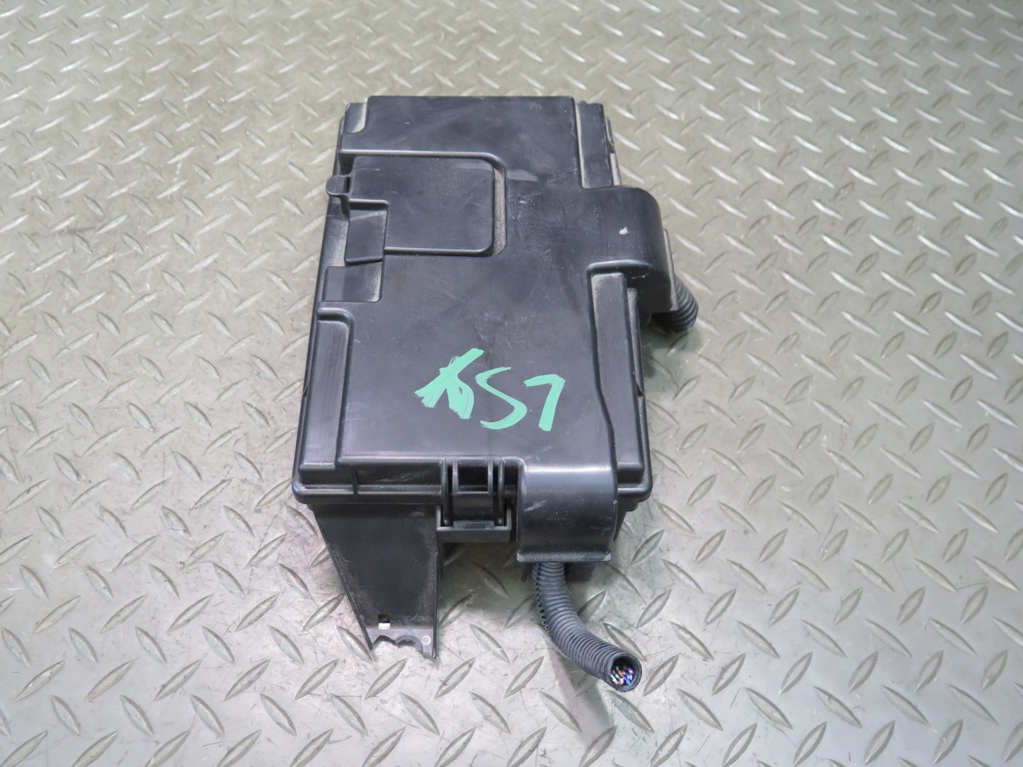 04-06 Lexus UCF30L LS430 Rear Trunk Junction Fuse Relay Box 82670-50080 OEM