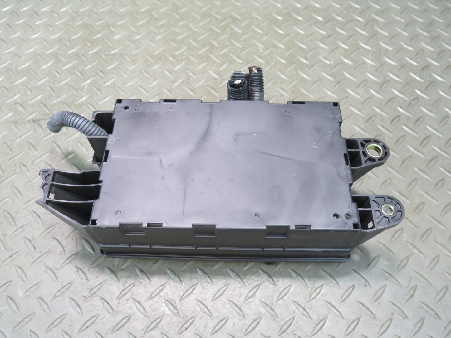 04-06 Lexus UCF30L LS430 Rear Trunk Junction Fuse Relay Box 82670-50080 OEM