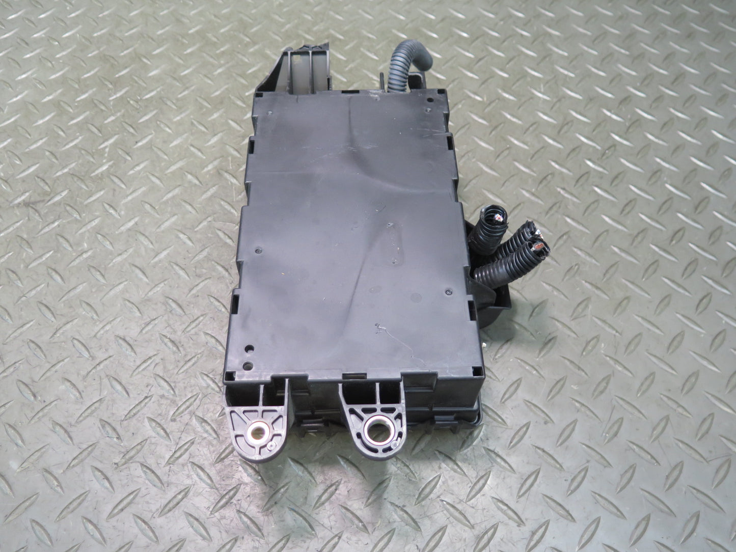 04-06 Lexus UCF30L LS430 Rear Trunk Junction Fuse Relay Box 82670-50080 OEM