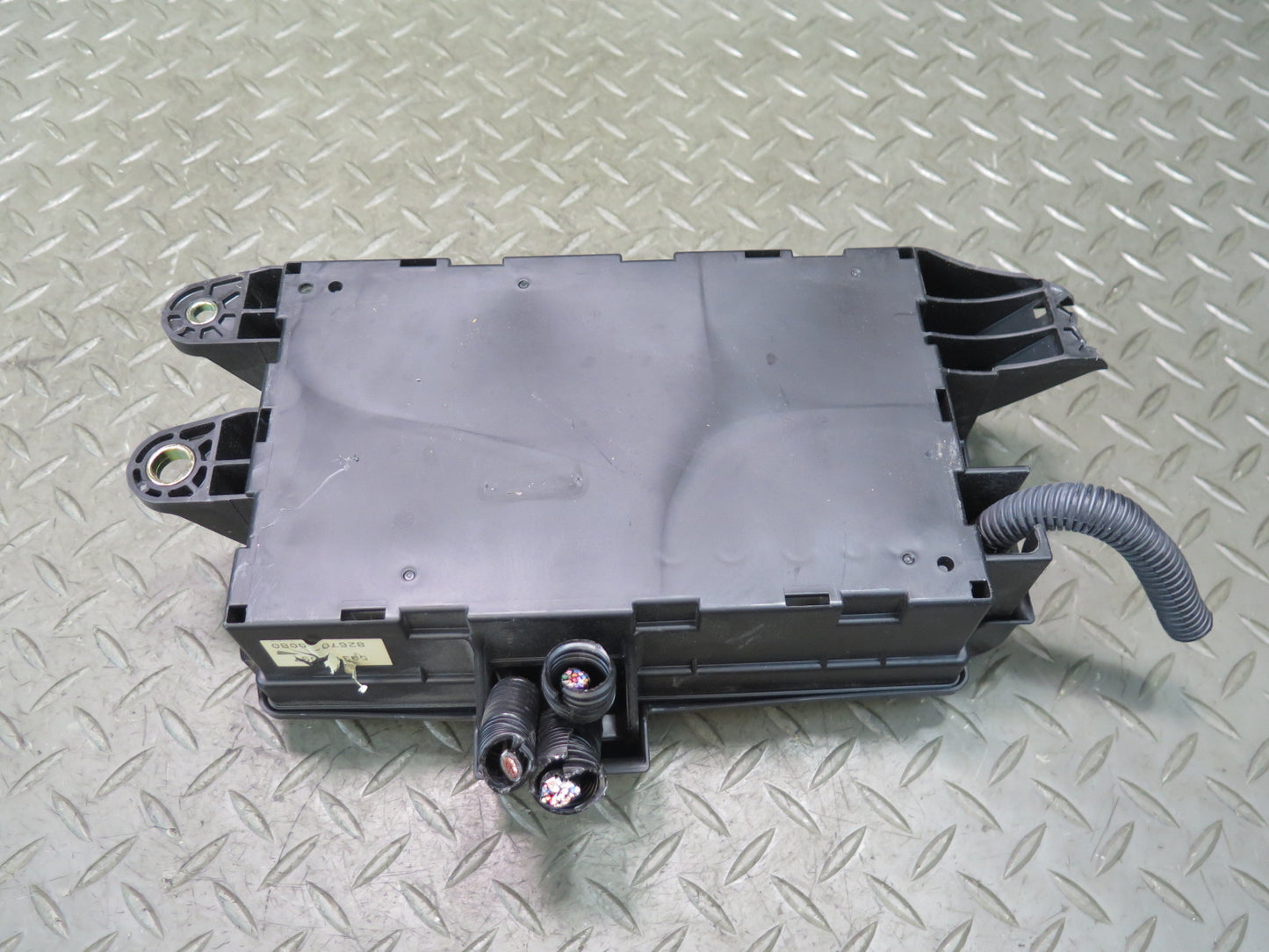 04-06 Lexus UCF30L LS430 Rear Trunk Junction Fuse Relay Box 82670-50080 OEM