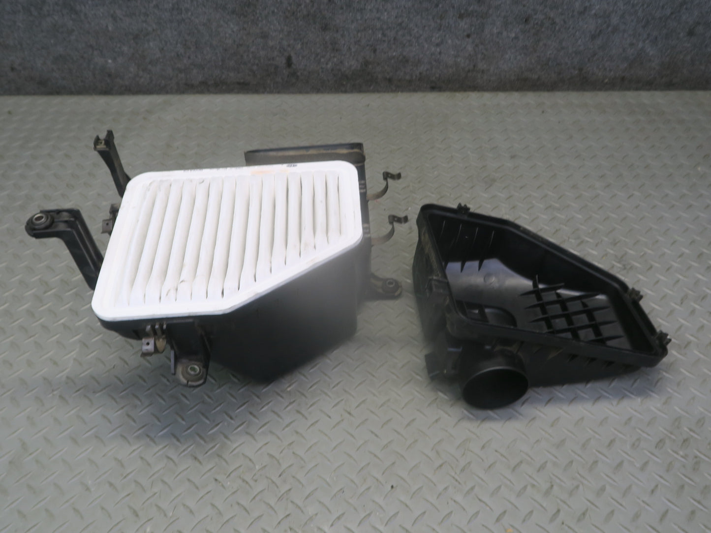 02-10 Lexus UZZ40L SC430 3UZFE Air Intake Cleaner Filter Box w MAF Sensor OEM