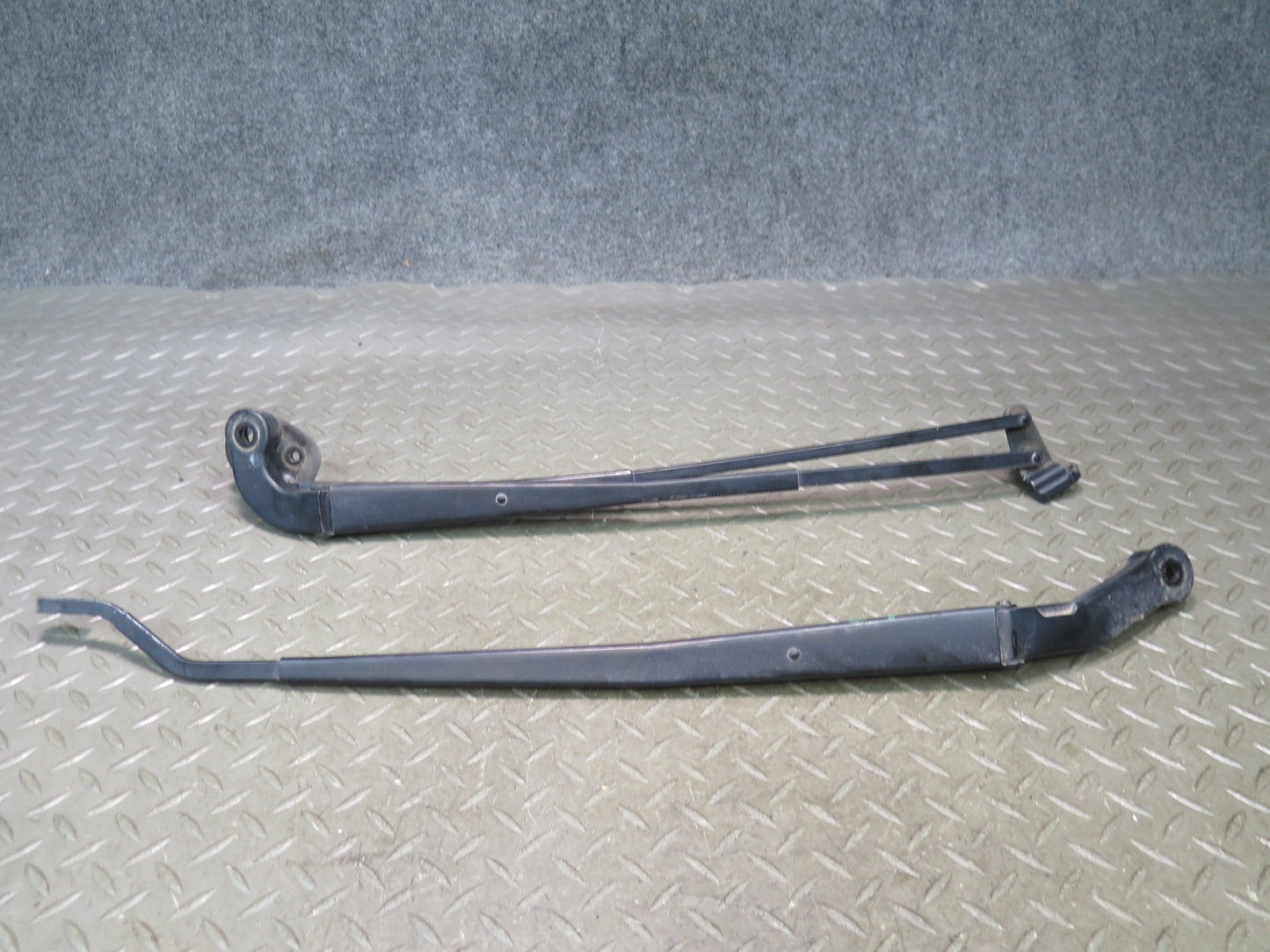 01-06 Lexus UCF30L LS430 Set of 2 Front Left & Right Wiper Arm OEM