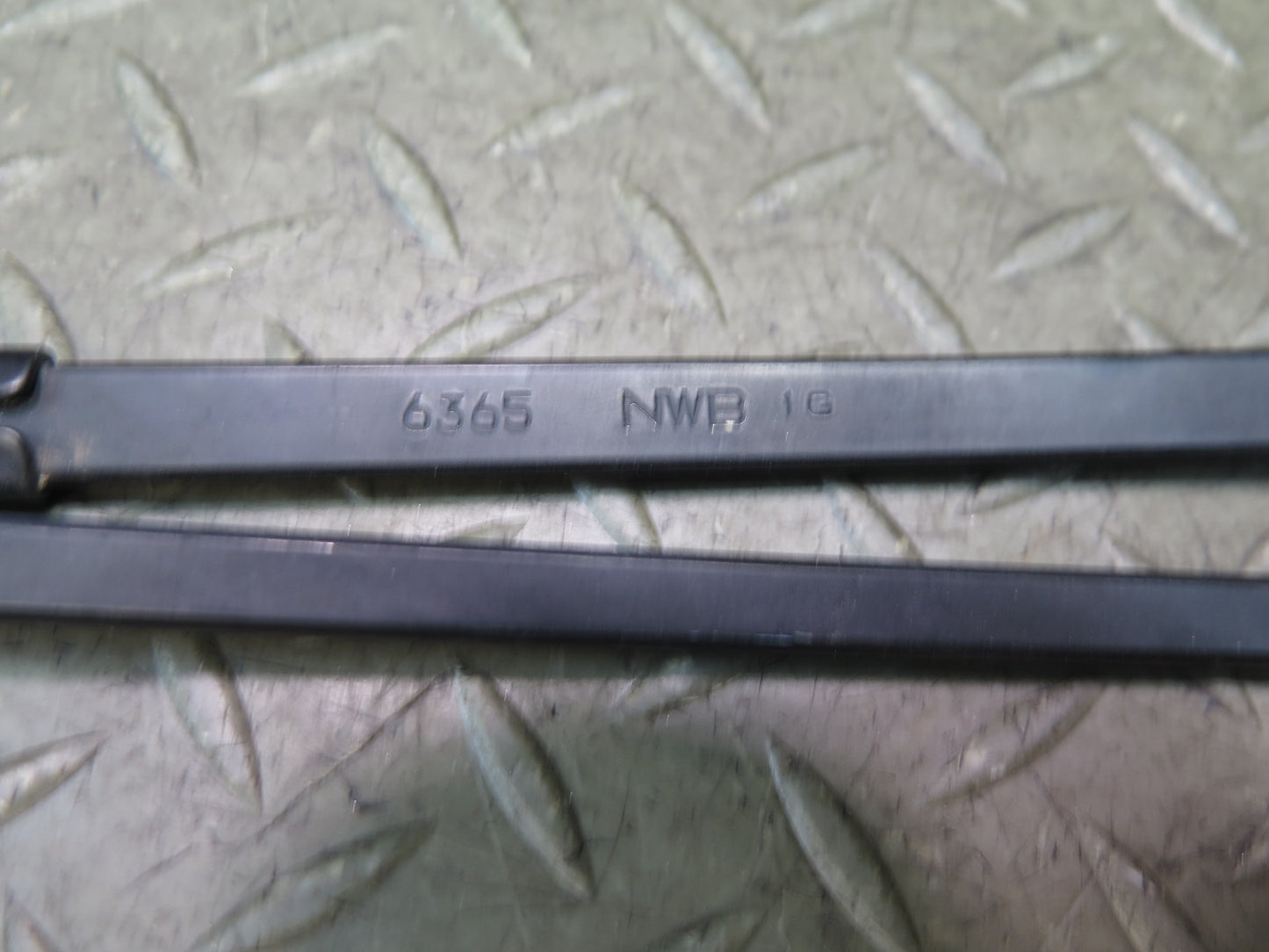 01-06 Lexus UCF30L LS430 Set of 2 Front Left & Right Wiper Arm OEM