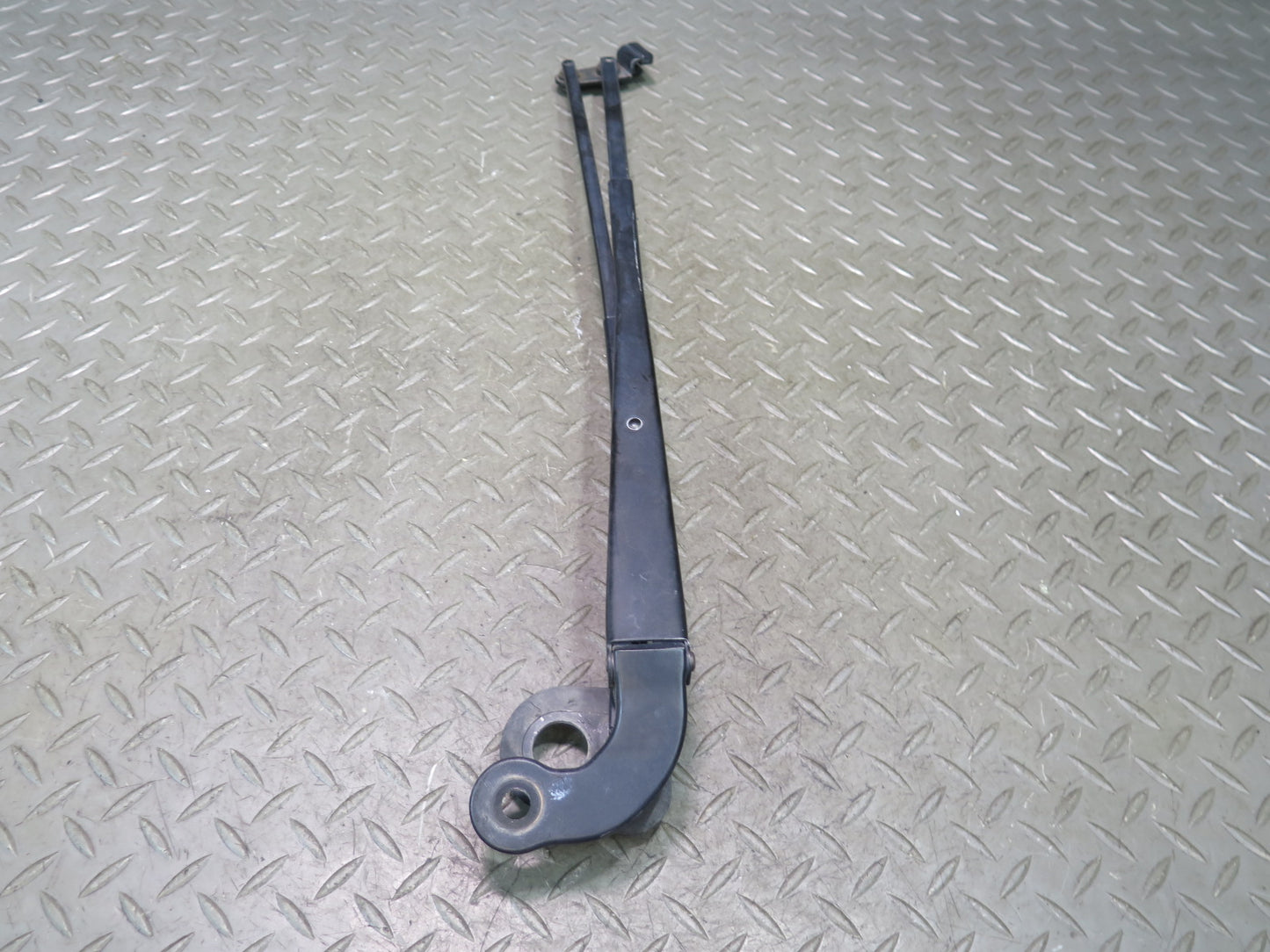 01-06 Lexus UCF30L LS430 Set of 2 Front Left & Right Wiper Arm OEM