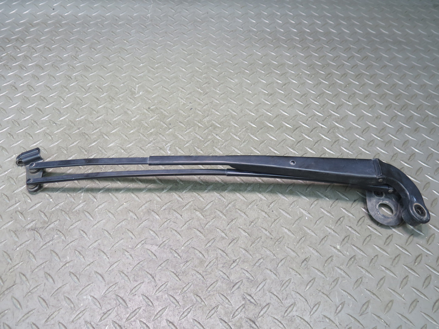 01-06 Lexus UCF30L LS430 Set of 2 Front Left & Right Wiper Arm OEM