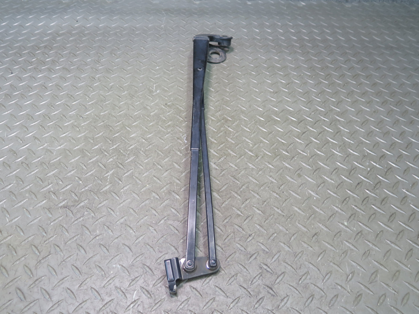 01-06 Lexus UCF30L LS430 Set of 2 Front Left & Right Wiper Arm OEM