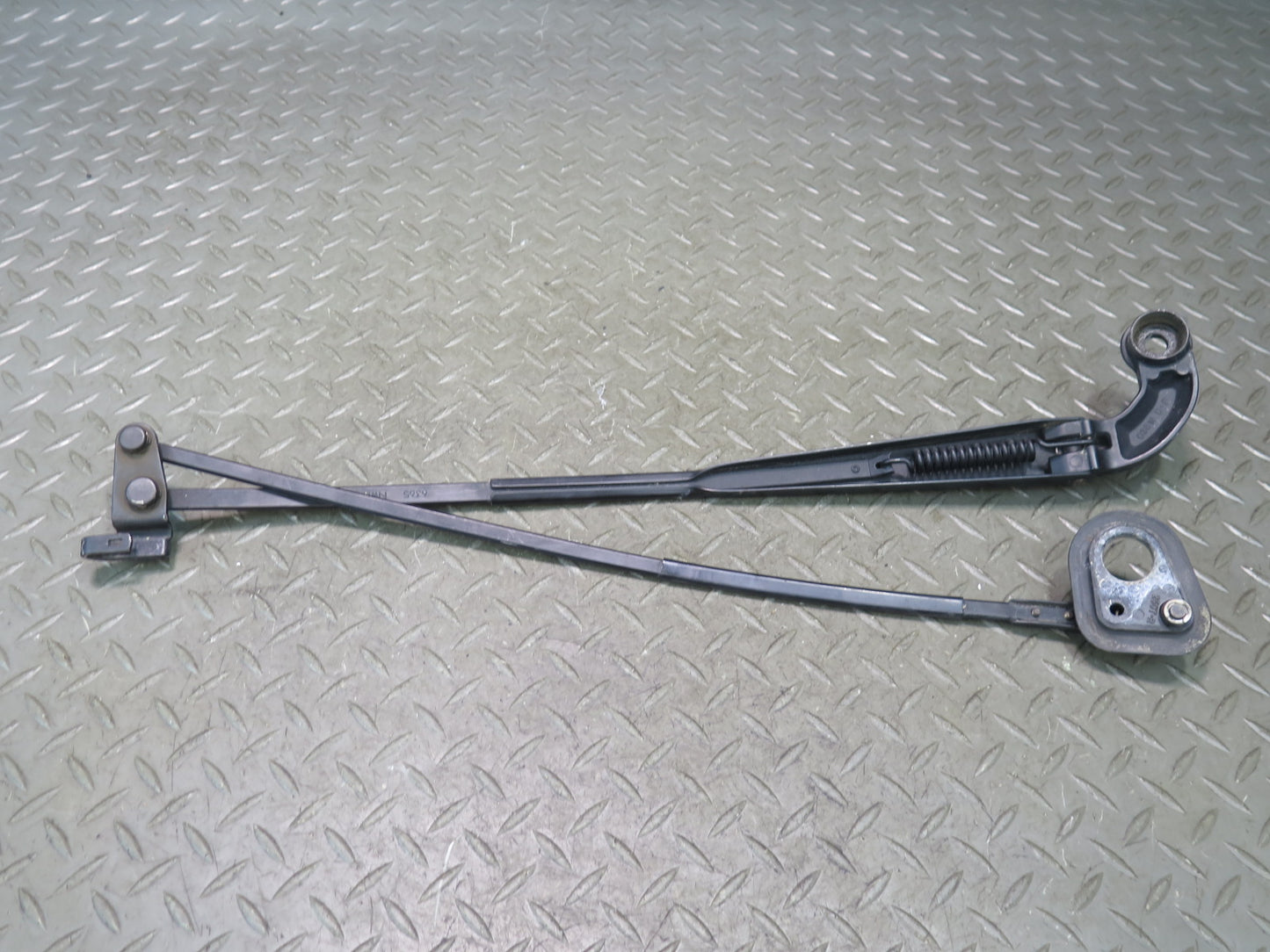 01-06 Lexus UCF30L LS430 Set of 2 Front Left & Right Wiper Arm OEM