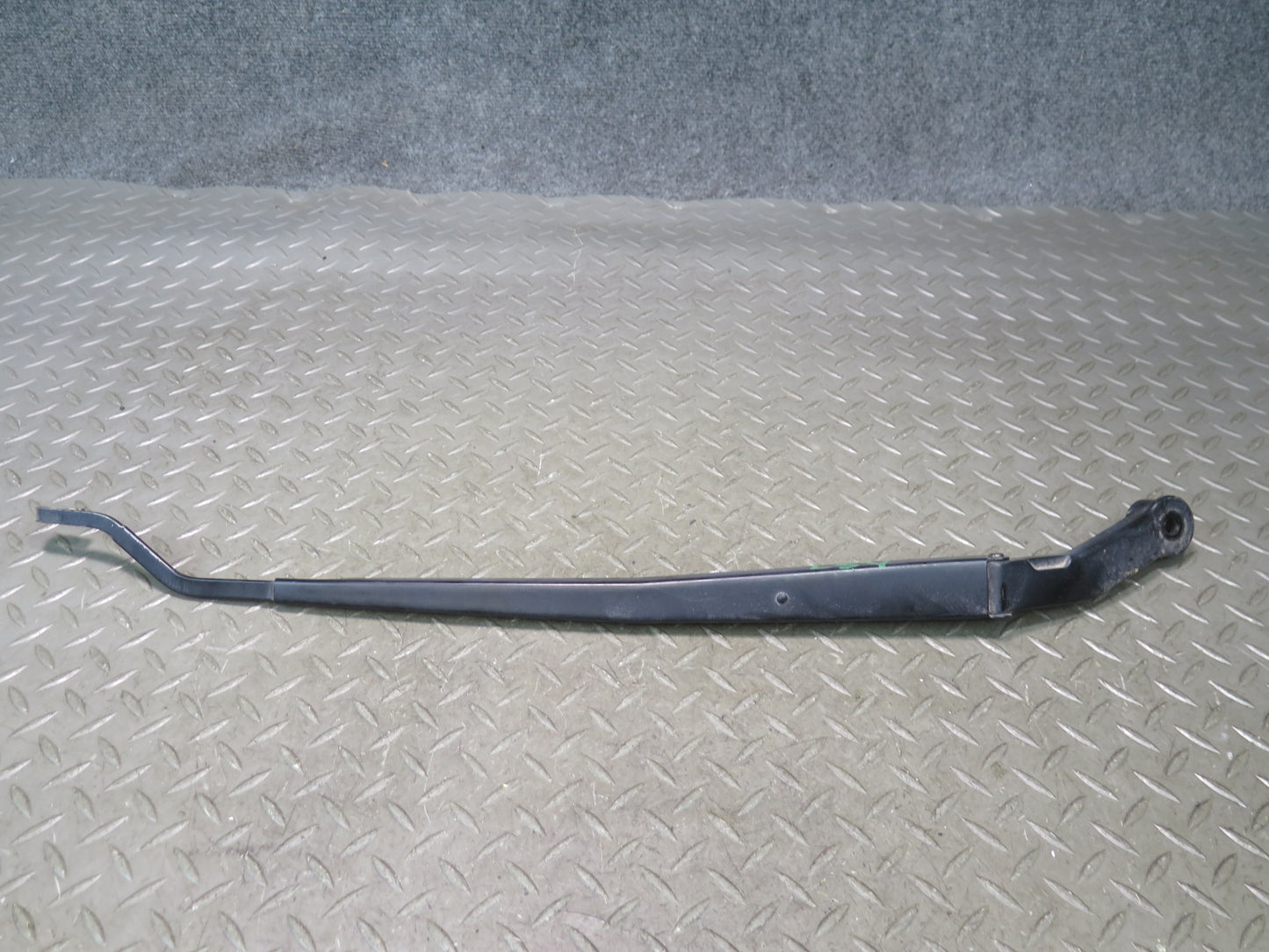 01-06 Lexus UCF30L LS430 Set of 2 Front Left & Right Wiper Arm OEM