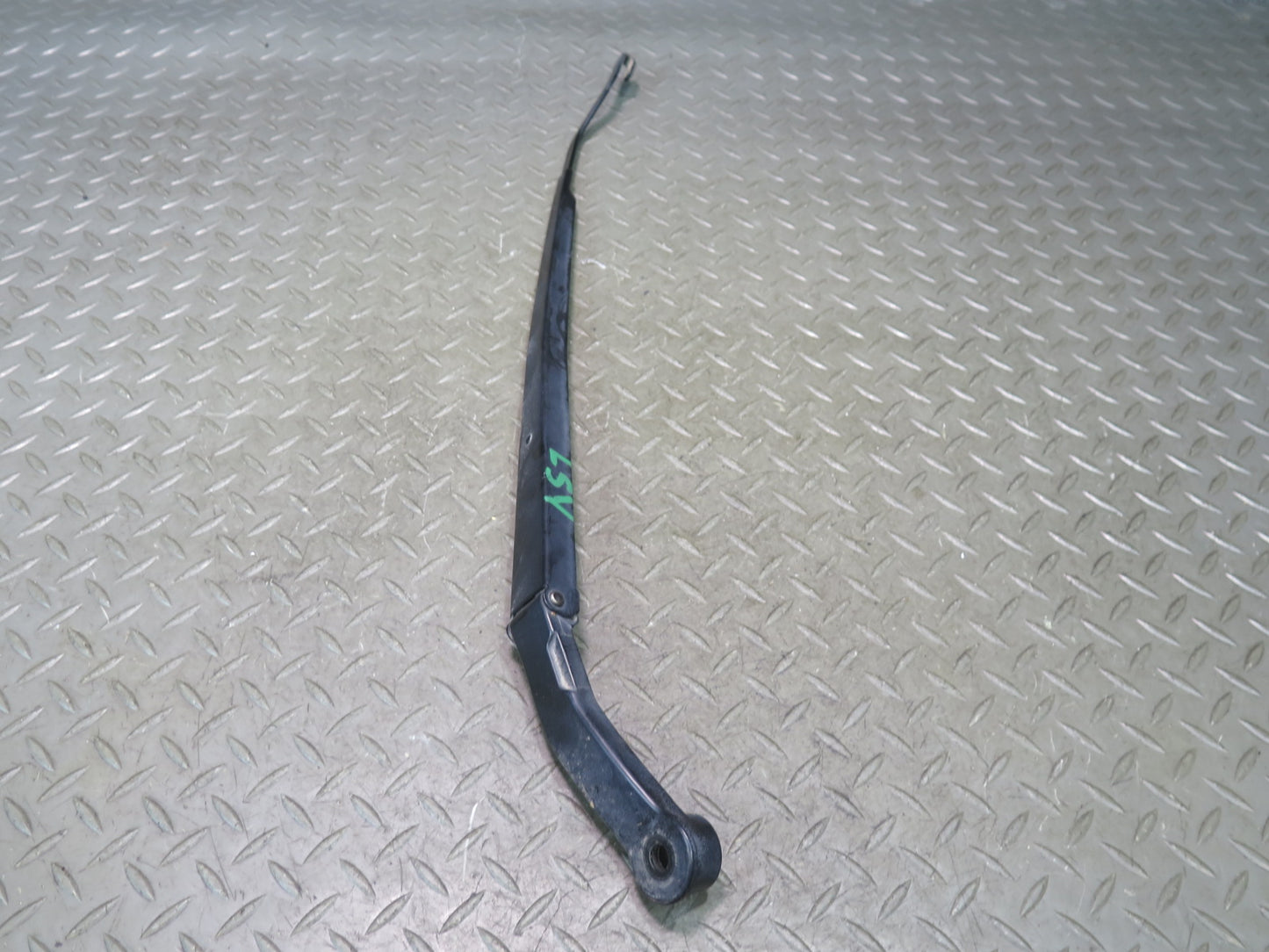01-06 Lexus UCF30L LS430 Set of 2 Front Left & Right Wiper Arm OEM