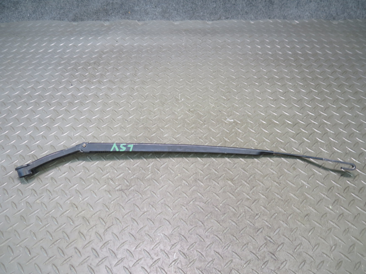 01-06 Lexus UCF30L LS430 Set of 2 Front Left & Right Wiper Arm OEM