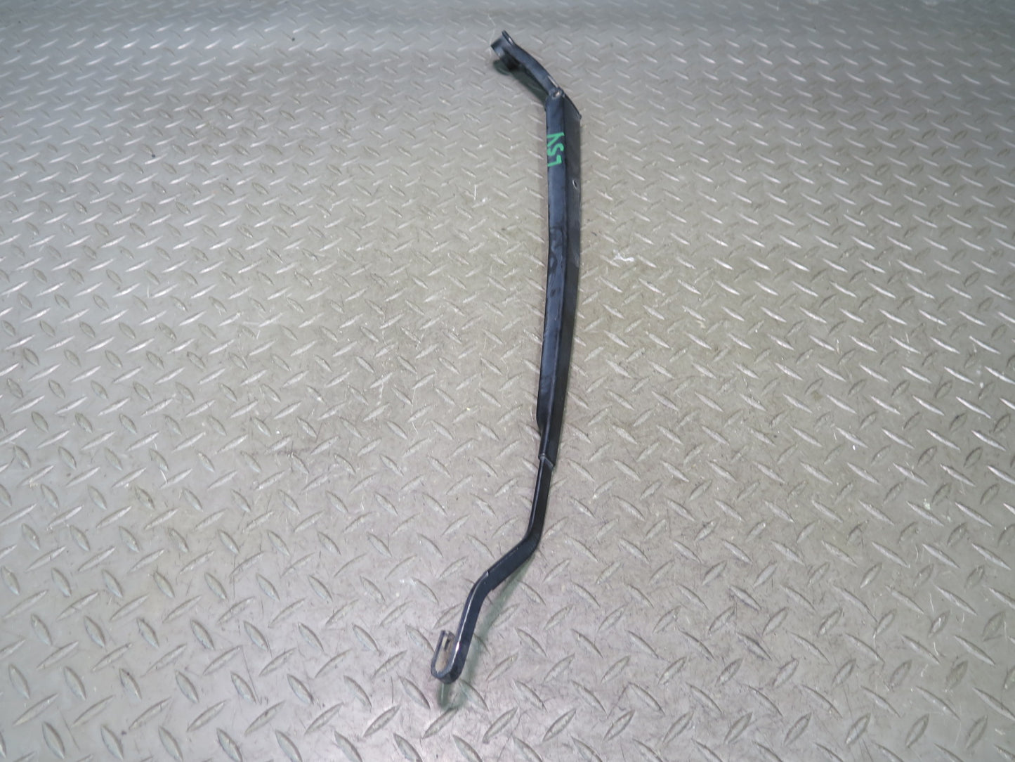 01-06 Lexus UCF30L LS430 Set of 2 Front Left & Right Wiper Arm OEM