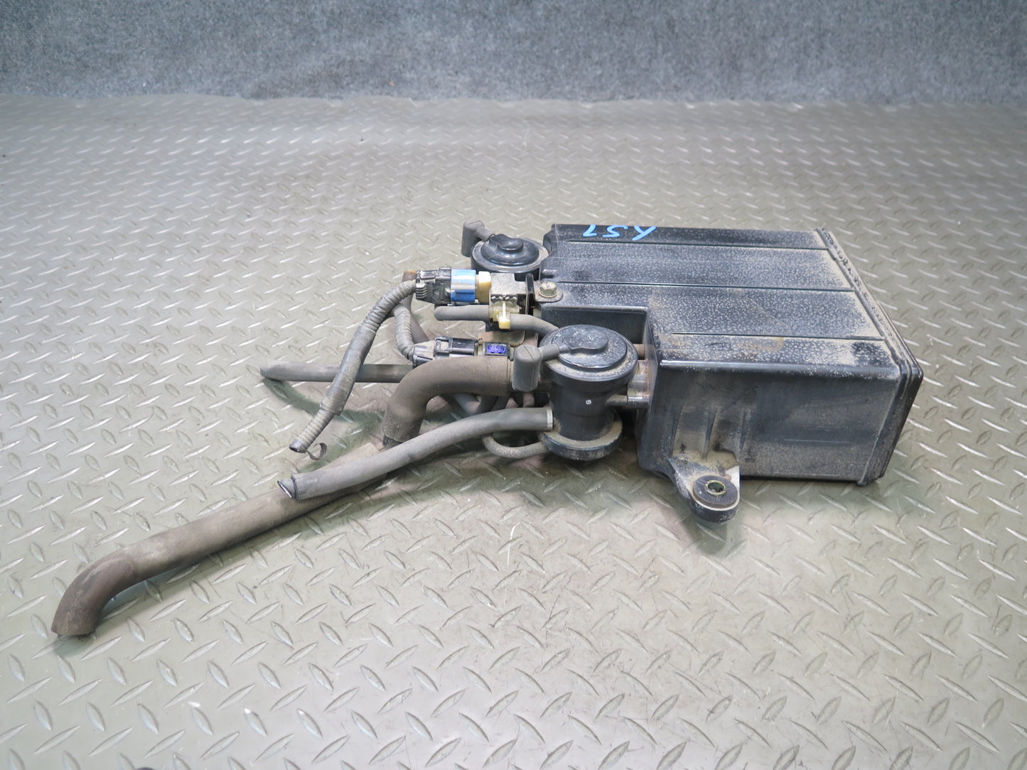 01-06 Lexus UCF30L LS430 Fuel Evap Vapor Charcoal Canister 77740-50092 OEM