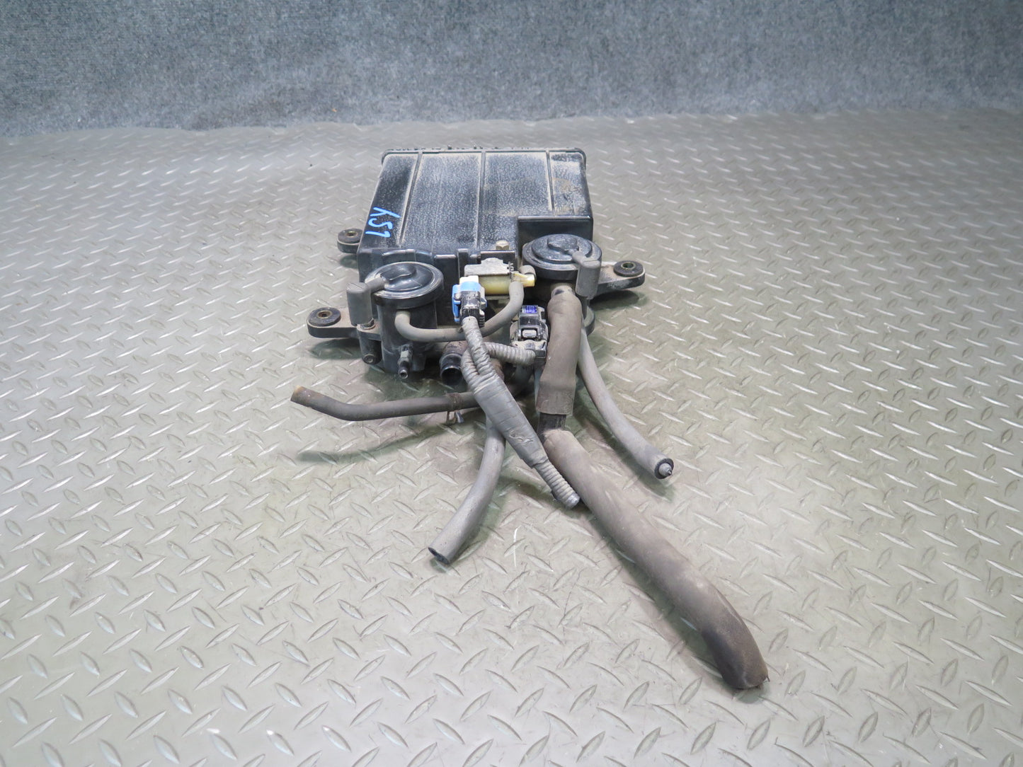 01-06 Lexus UCF30L LS430 Fuel Evap Vapor Charcoal Canister 77740-50092 OEM