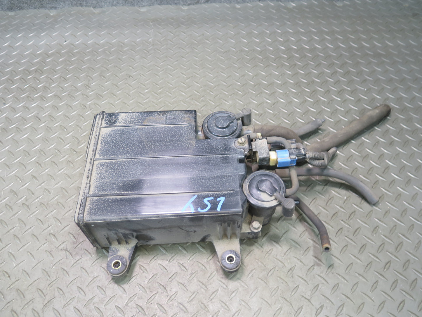 01-06 Lexus UCF30L LS430 Fuel Evap Vapor Charcoal Canister 77740-50092 OEM