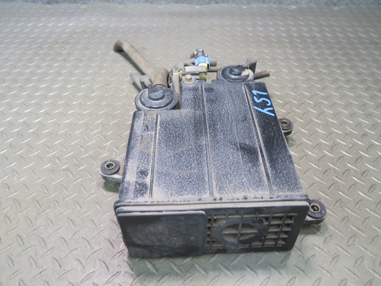 01-06 Lexus UCF30L LS430 Fuel Evap Vapor Charcoal Canister 77740-50092 OEM