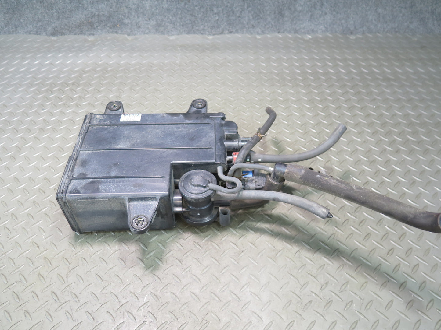 01-06 Lexus UCF30L LS430 Fuel Evap Vapor Charcoal Canister 77740-50092 OEM