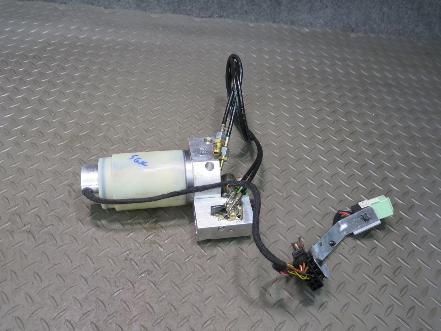 01-06 BMW E46 330ci Convert TOP Roof Hydraulic Pump Motor w Sound Insulation OEM