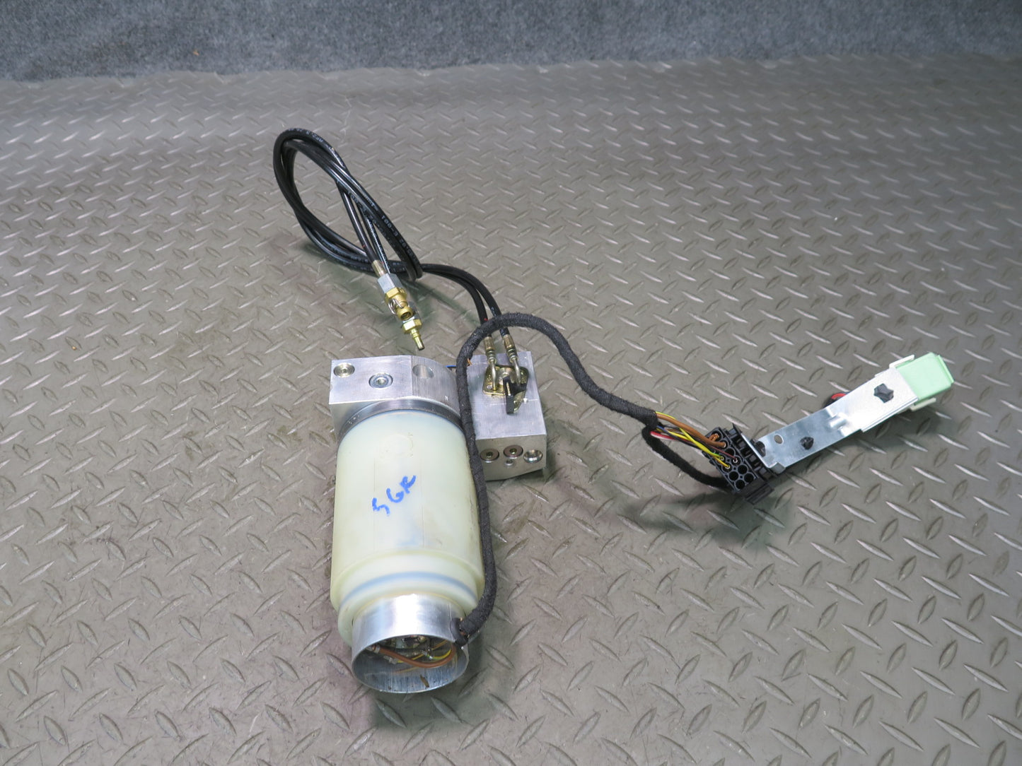 01-06 BMW E46 330ci Convert TOP Roof Hydraulic Pump Motor w Sound Insulation OEM