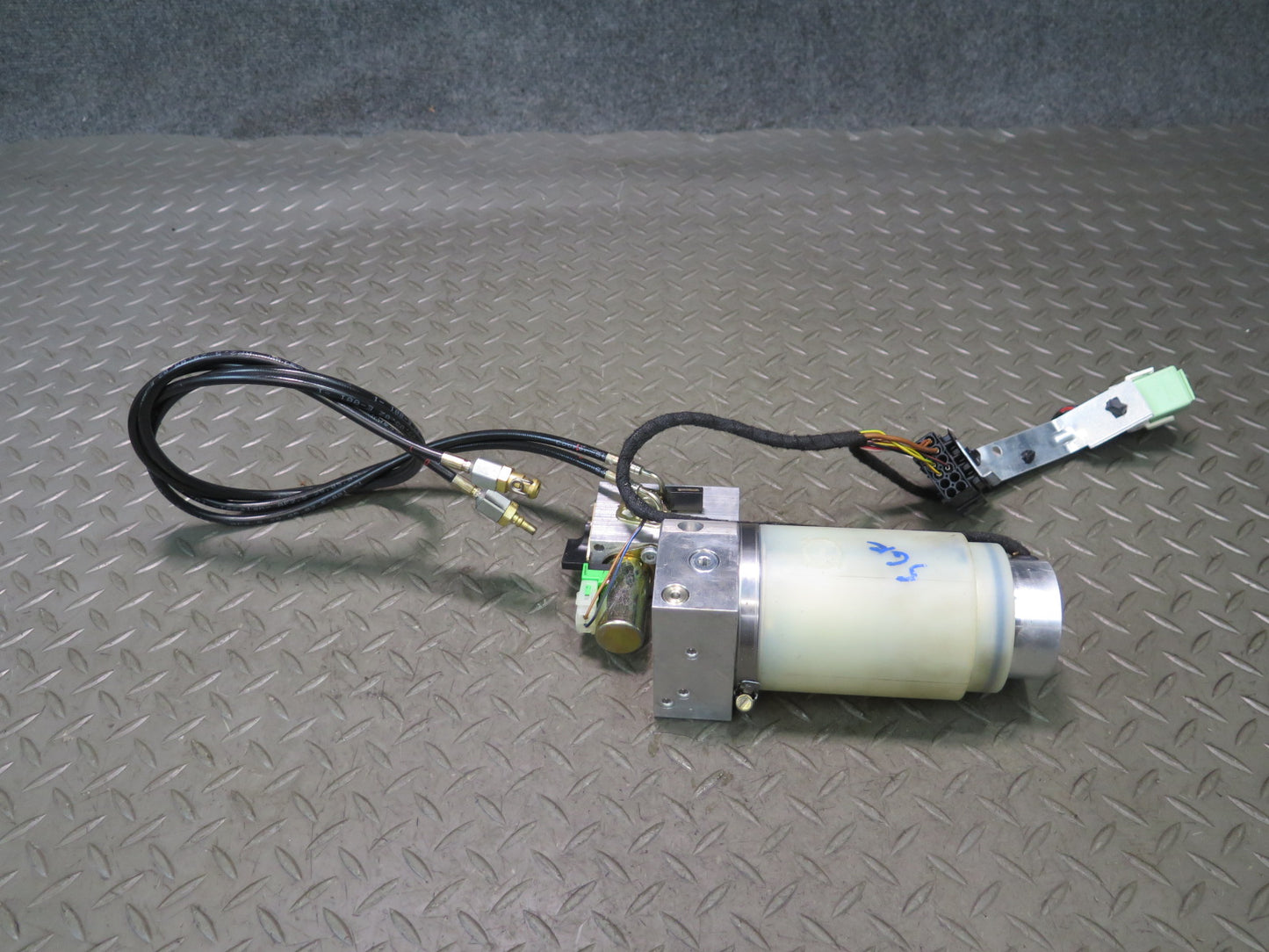 01-06 BMW E46 330ci Convert TOP Roof Hydraulic Pump Motor w Sound Insulation OEM
