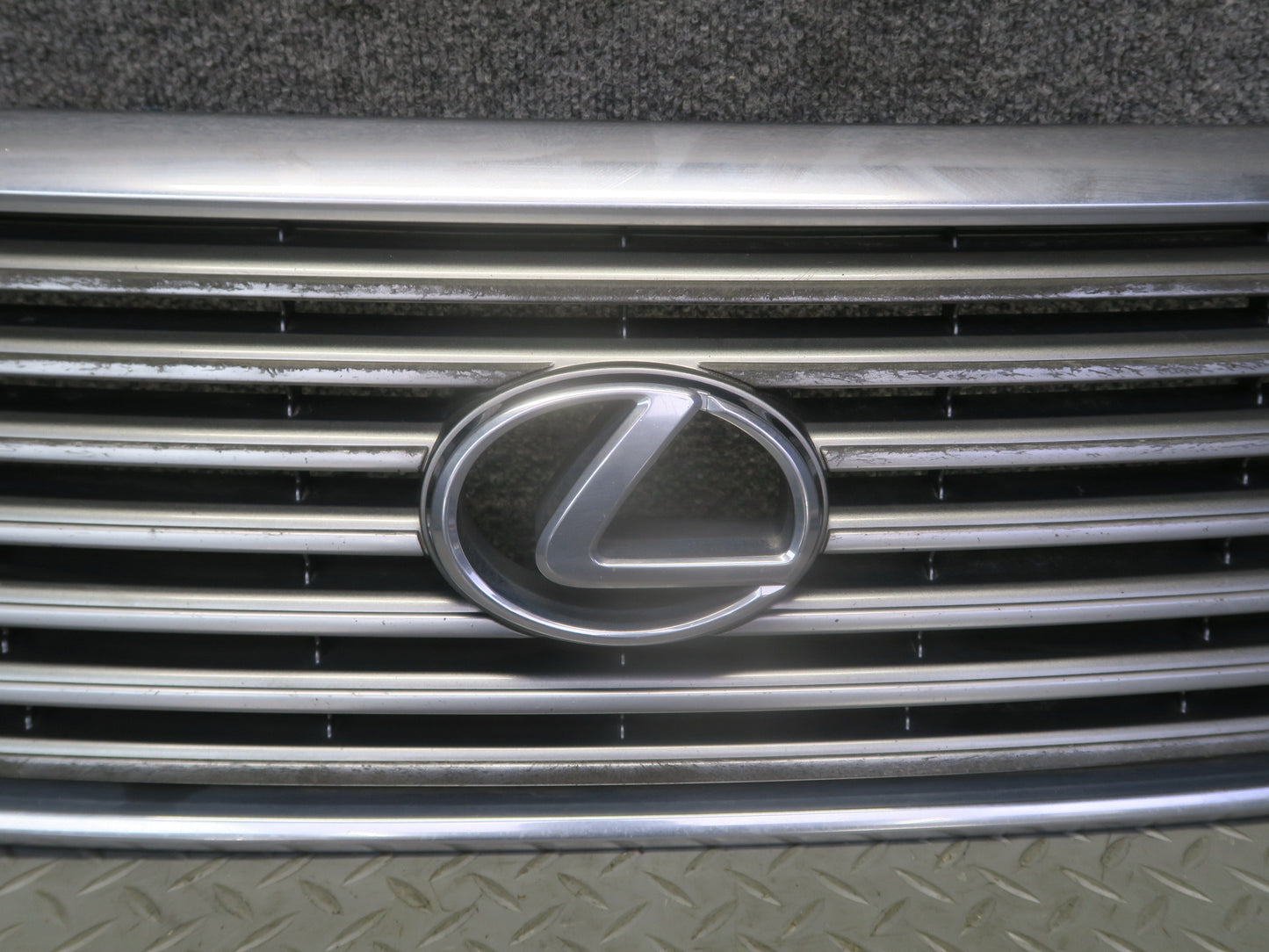 04-06 Lexus UCF30L LS430 Front Upper Hood Chrome Grille w Emblem OEM