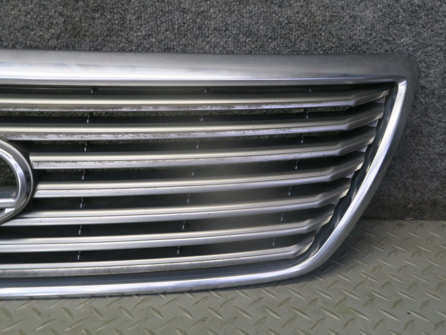 04-06 Lexus UCF30L LS430 Front Upper Hood Chrome Grille w Emblem OEM