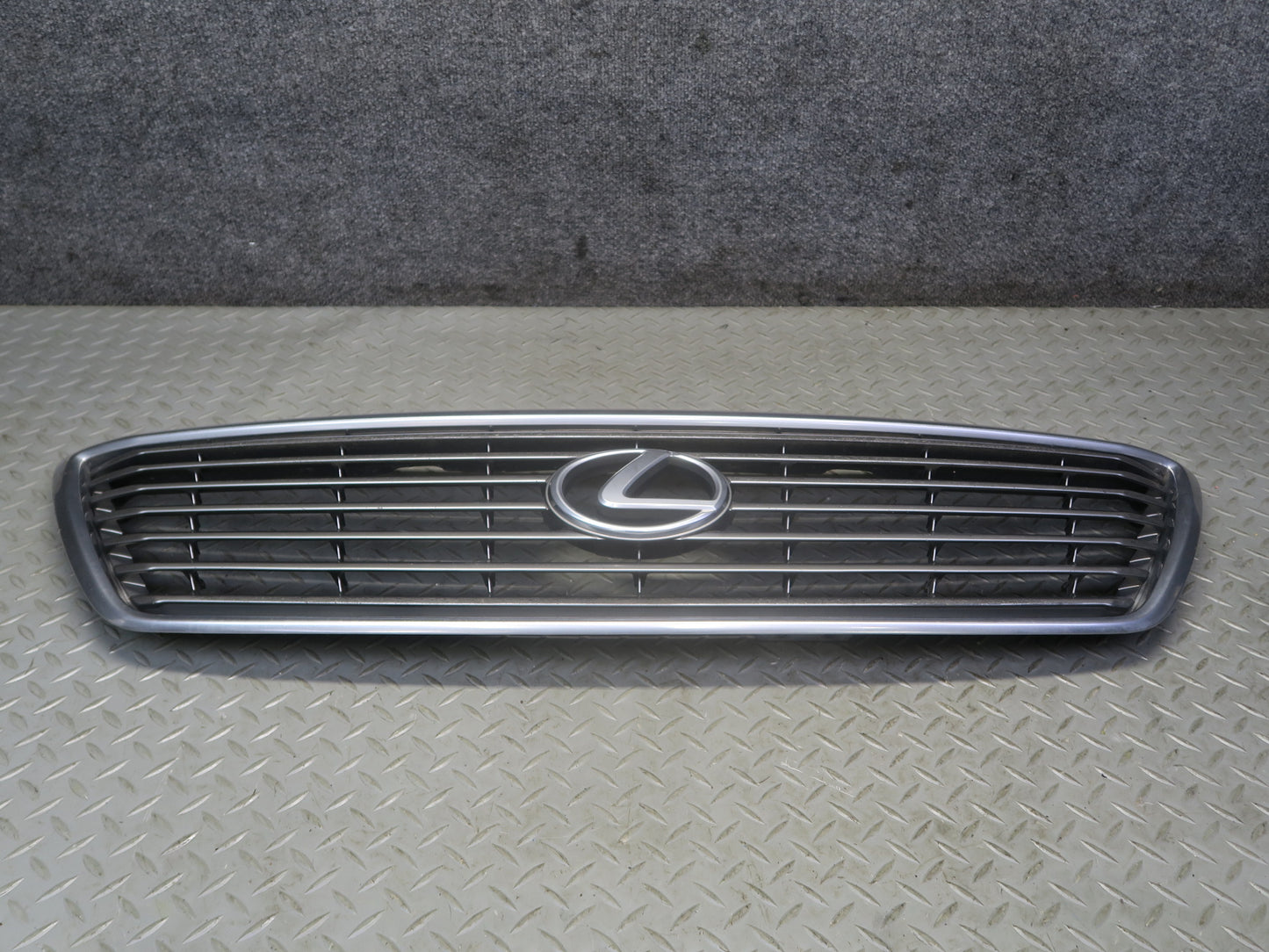 04-06 Lexus UCF30L LS430 Front Upper Hood Chrome Grille w Emblem OEM