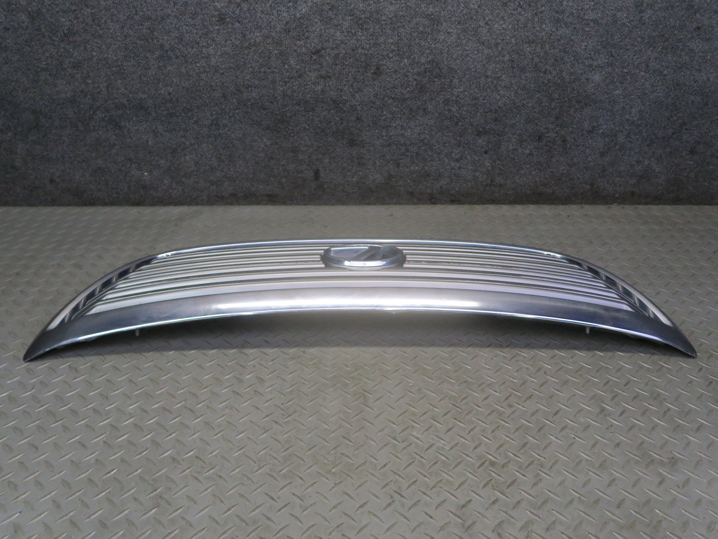 04-06 Lexus UCF30L LS430 Front Upper Hood Chrome Grille w Emblem OEM