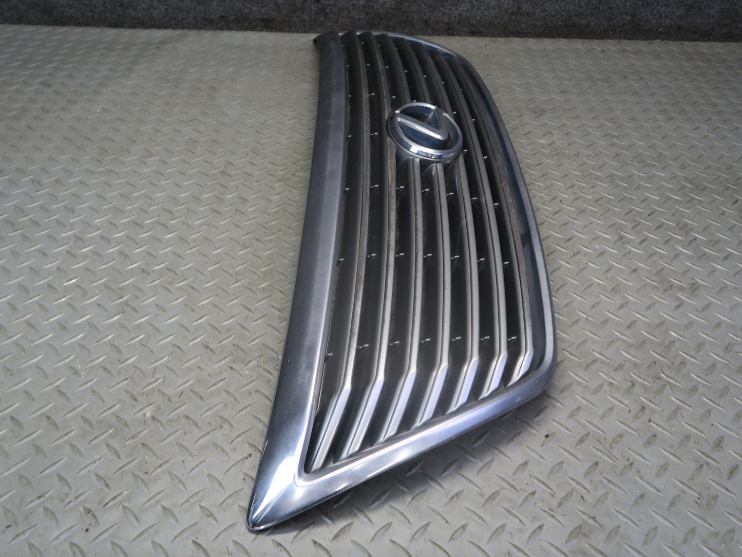 04-06 Lexus UCF30L LS430 Front Upper Hood Chrome Grille w Emblem OEM