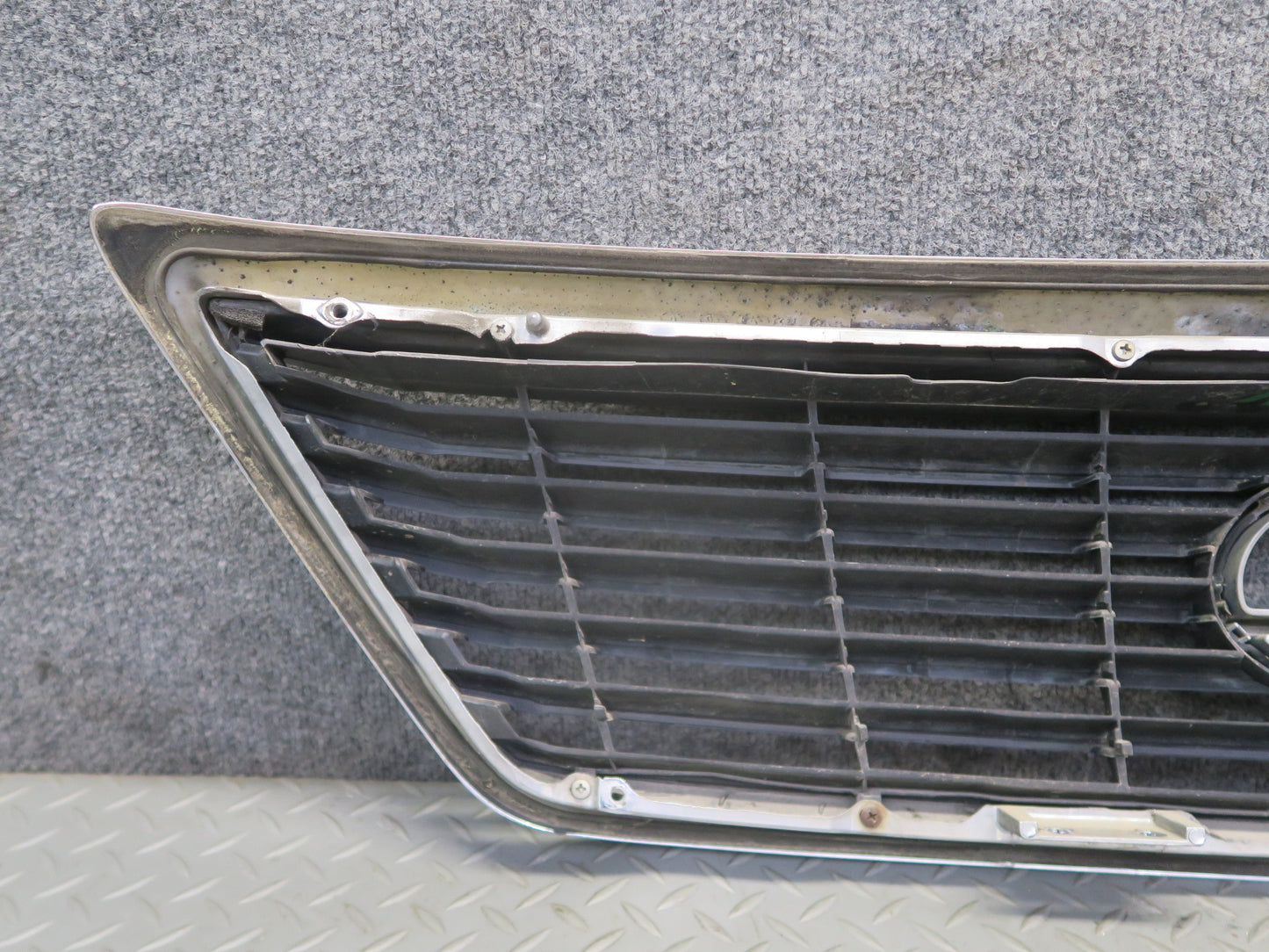 04-06 Lexus UCF30L LS430 Front Upper Hood Chrome Grille w Emblem OEM