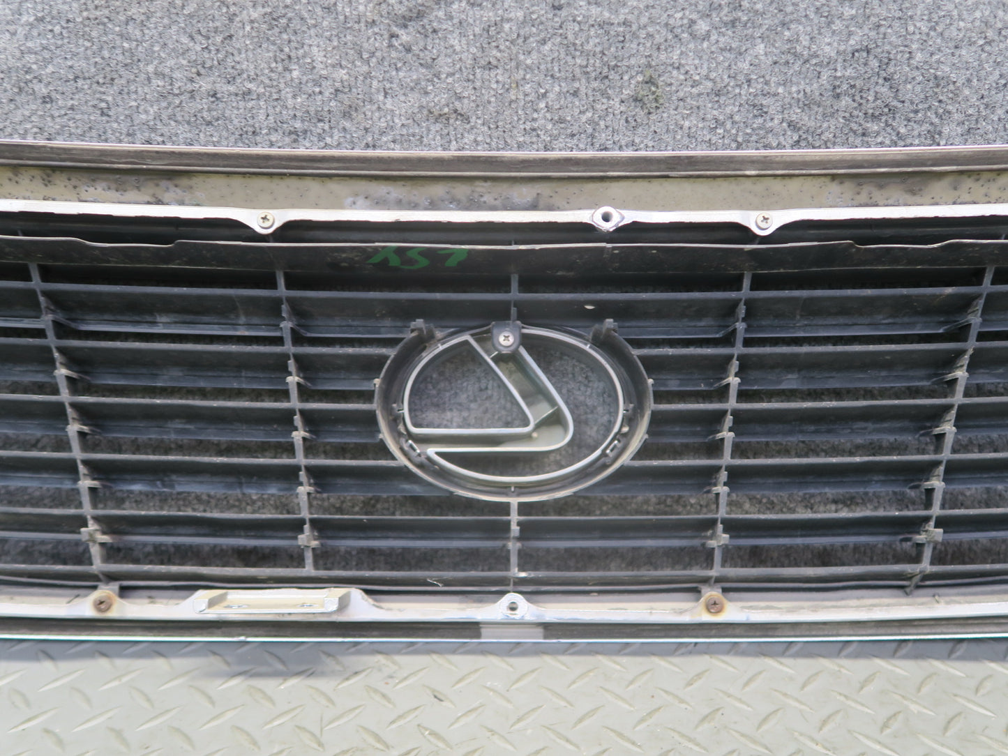04-06 Lexus UCF30L LS430 Front Upper Hood Chrome Grille w Emblem OEM