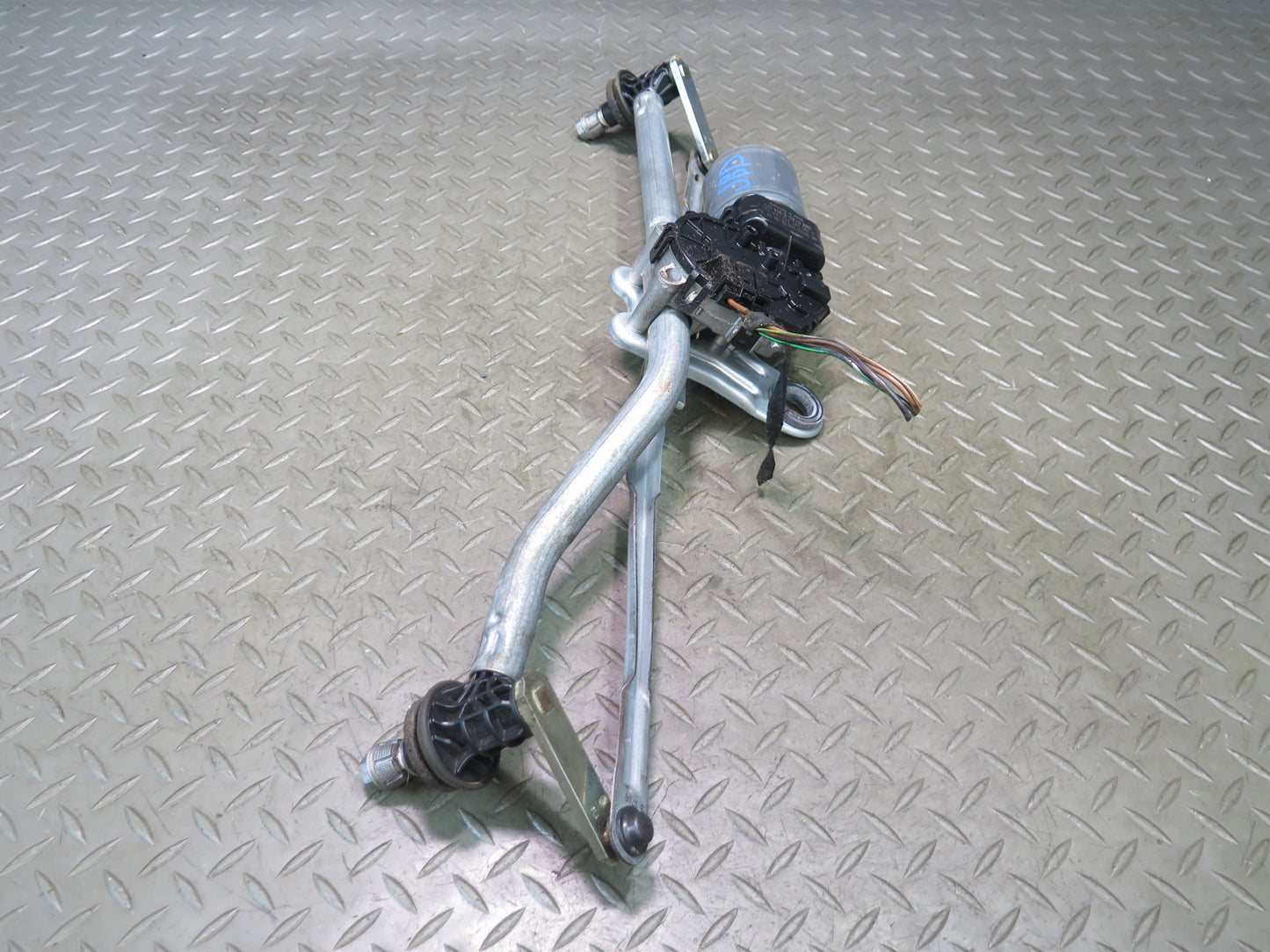 01-06 BMW E46 330ci Windshield Wiper Transmission Linkage w Motor OEM