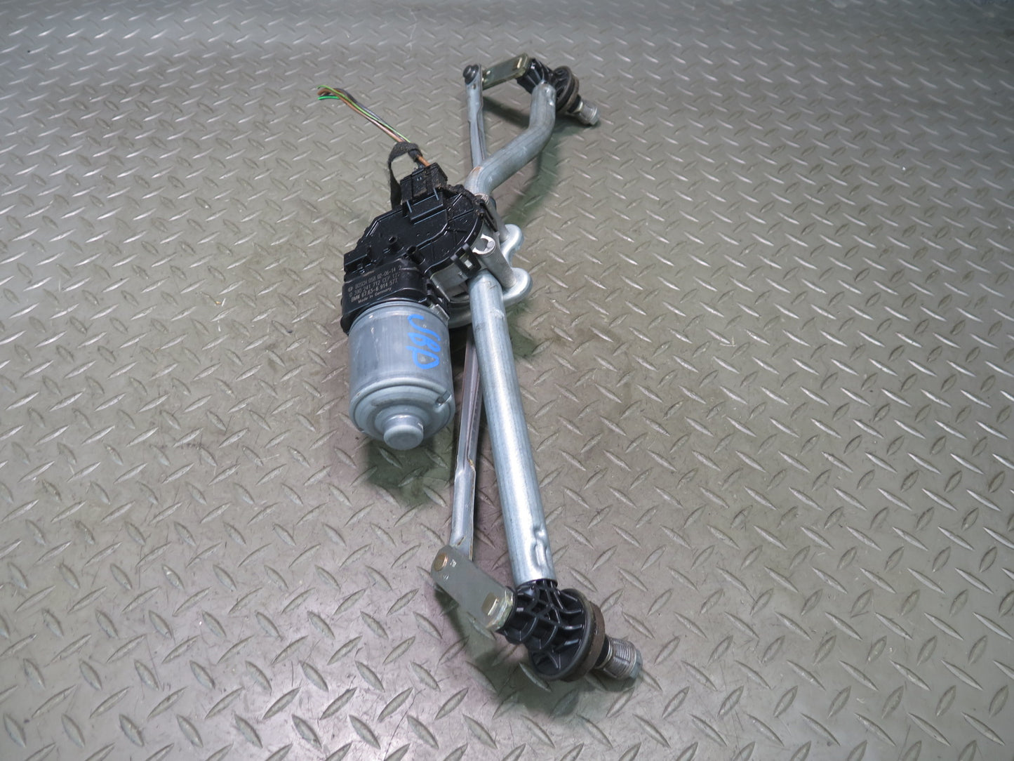01-06 BMW E46 330ci Windshield Wiper Transmission Linkage w Motor OEM