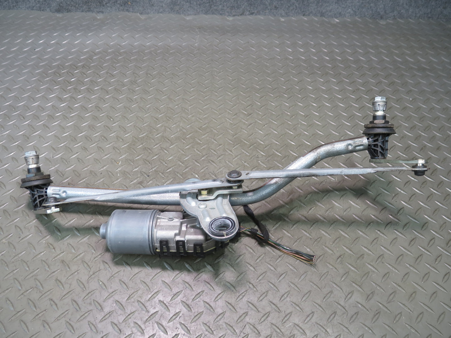 01-06 BMW E46 330ci Windshield Wiper Transmission Linkage w Motor OEM