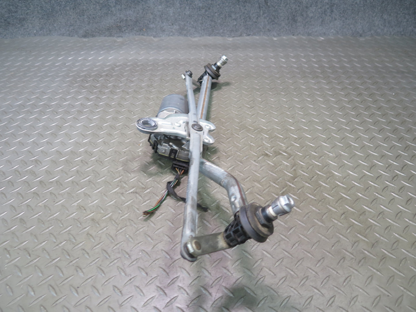 01-06 BMW E46 330ci Windshield Wiper Transmission Linkage w Motor OEM
