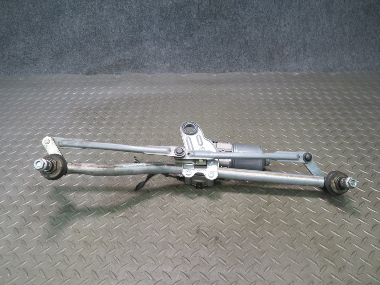 01-06 BMW E46 330ci Windshield Wiper Transmission Linkage w Motor OEM