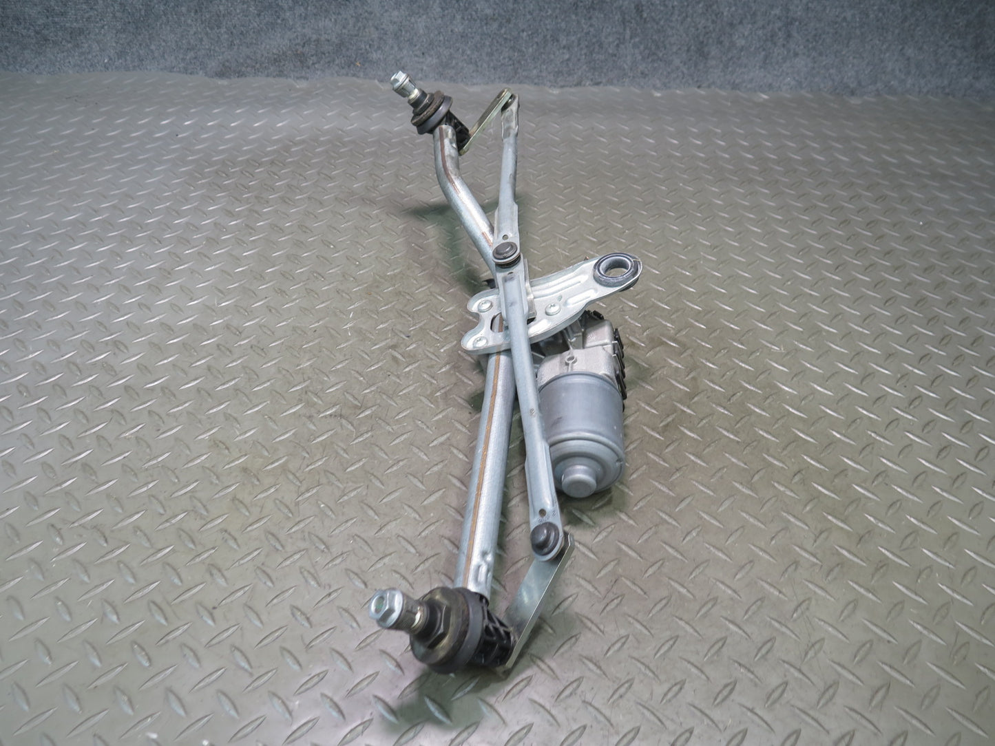 01-06 BMW E46 330ci Windshield Wiper Transmission Linkage w Motor OEM