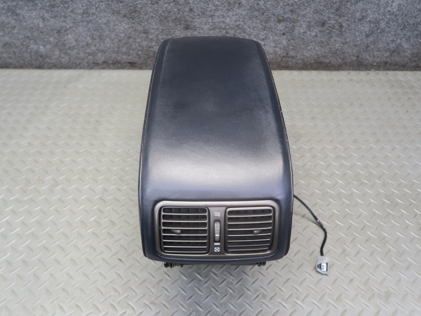 04-06 Lexus UCF30L LS430 Center Console Leather Armrest w Storage & Air Vent OEM